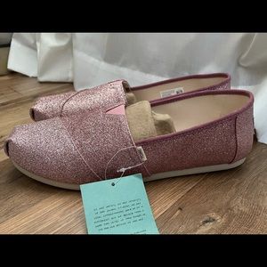 Toms Womens slip on NWB